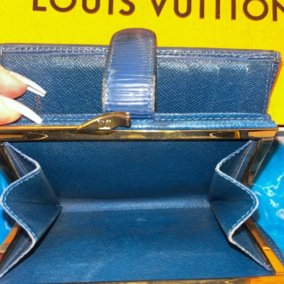 💎 Louis Vuitton epi Blue kiss lock authentic compact wallet. Callouts as shown! - Picture 4 of 9
